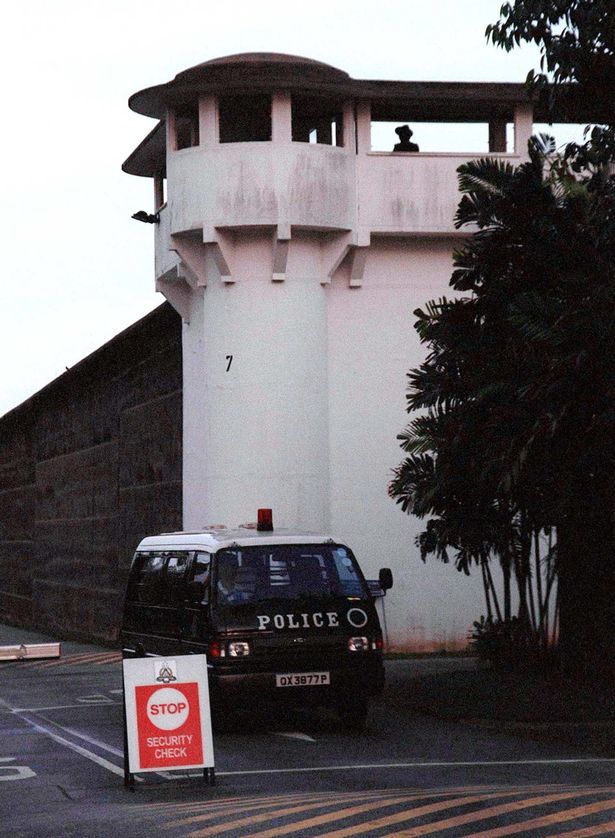 袁叶明|英国亚裔男子贩毒被捕，判刑20年外加鞭刑24下，痛苦不堪