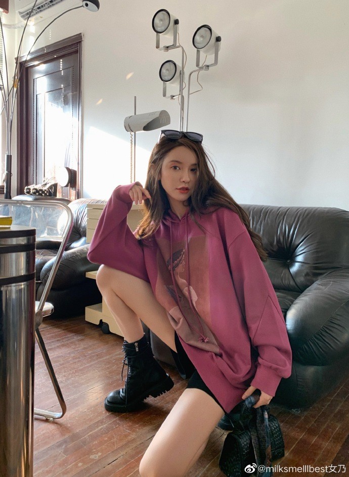 张大奕穿卫衣秀筷子腿大玩下体失踪自夸像画里走出来的女孩