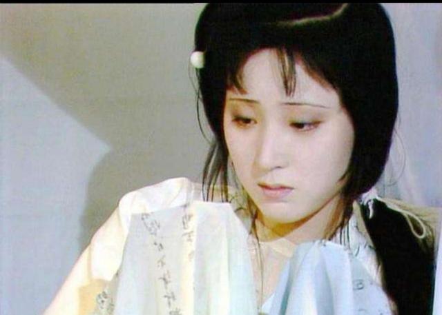 林黛玉临死前,为何如此狠心将诗稿全部焚尽,一篇也不留给宝玉作为念想