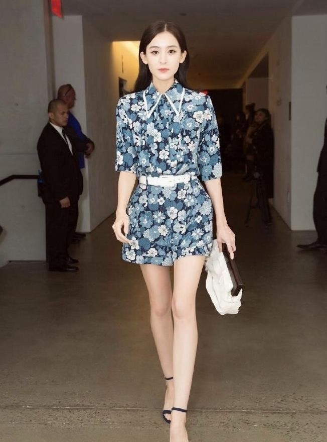 张萌真有御姐范穿白色连体裤配高马尾这腿不止169cm