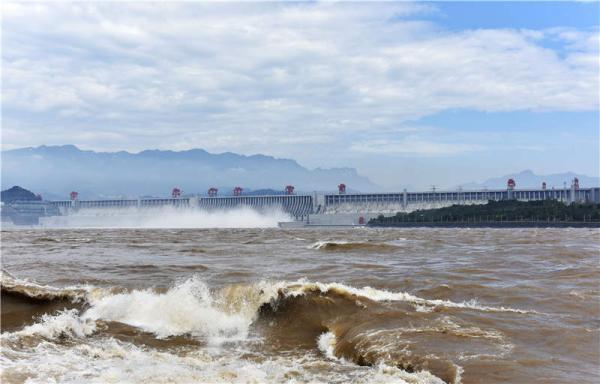 直击!三峡大坝最大洪峰 开11孔泄洪_腾讯新闻
