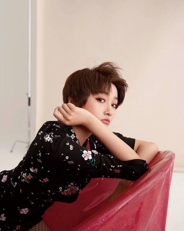 关晓彤挑战韩系短发染成银白色后像极了20岁时的鹿晗