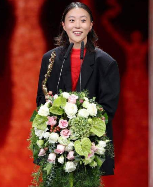 窦靖童|可算等到窦靖童留长发！气质如兰不输妈妈，王菲终于能放心恋爱了