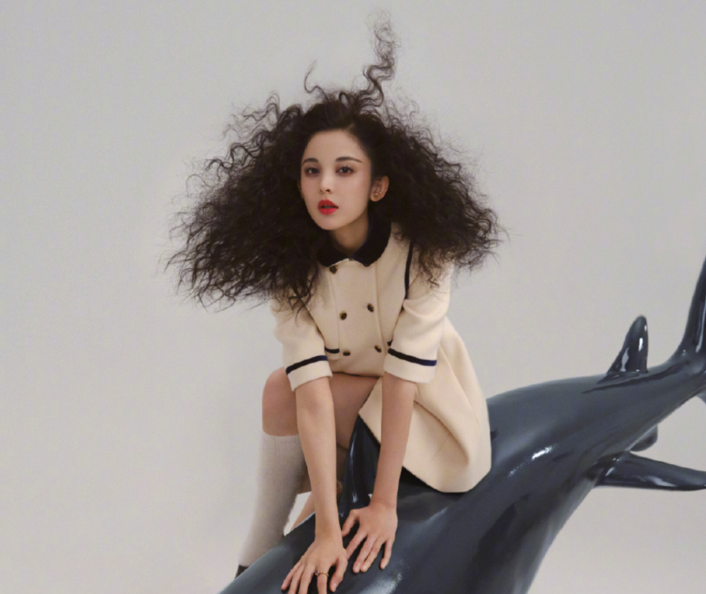 娜扎爆炸头造型公开,酷女孩风格摇滚范十足,形象转变差点认不出