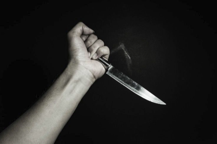 波碧|女子被亲哥和姐夫划花脸又遭割喉，奄奄一息被扔在路边