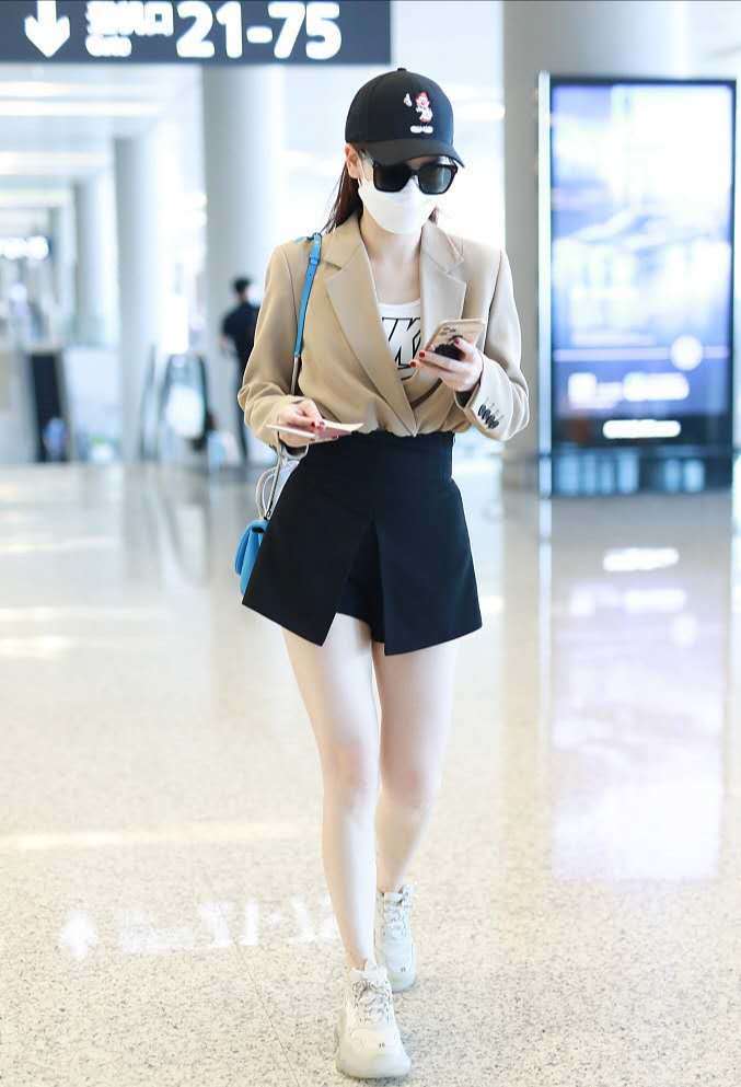 戚薇|“容易受伤的女人”戚薇又摔伤，下飞机直接送院，坐轮椅画面曝光