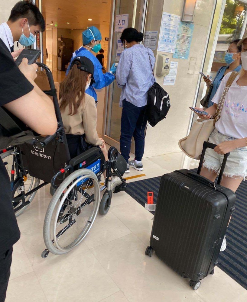 戚薇|“容易受伤的女人”戚薇又摔伤，下飞机直接送院，坐轮椅画面曝光