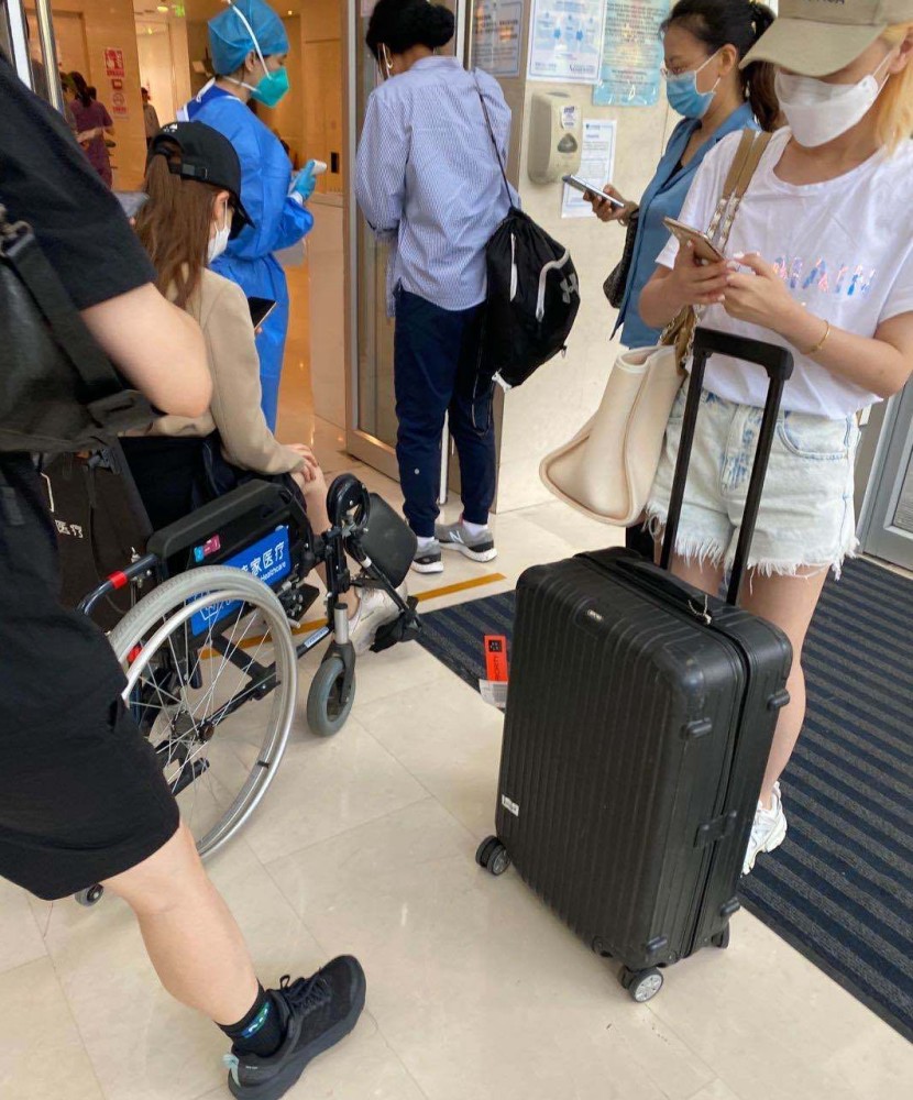 戚薇|“容易受伤的女人”戚薇又摔伤，下飞机直接送院，坐轮椅画面曝光