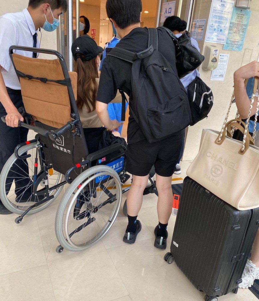 戚薇|“容易受伤的女人”戚薇又摔伤，下飞机直接送院，坐轮椅画面曝光