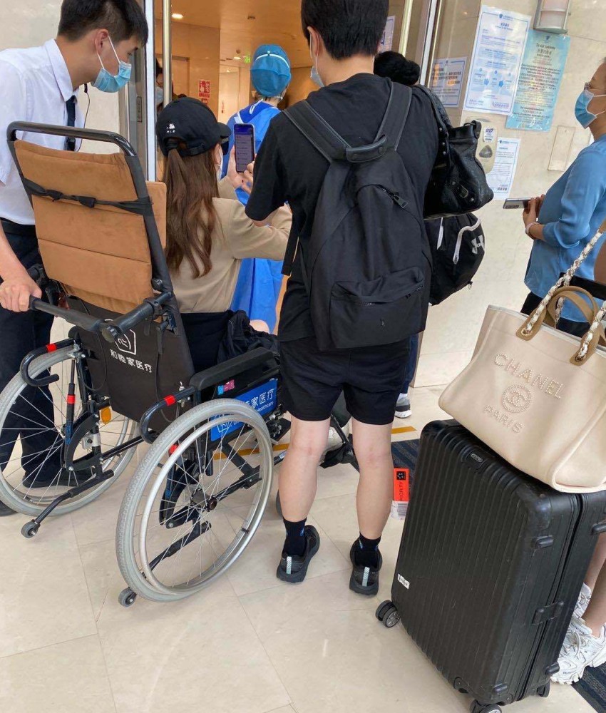 戚薇|“容易受伤的女人”戚薇又摔伤，下飞机直接送院，坐轮椅画面曝光
