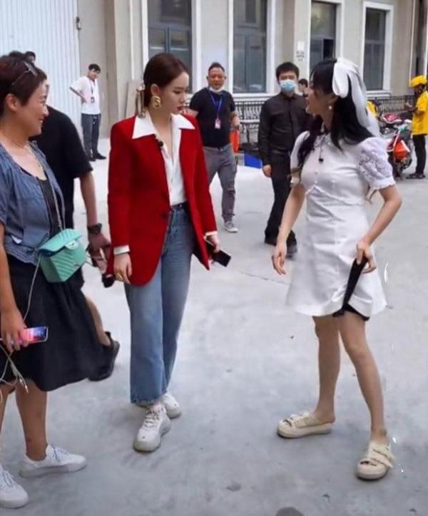 戚薇|“容易受伤的女人”戚薇又摔伤，下飞机直接送院，坐轮椅画面曝光