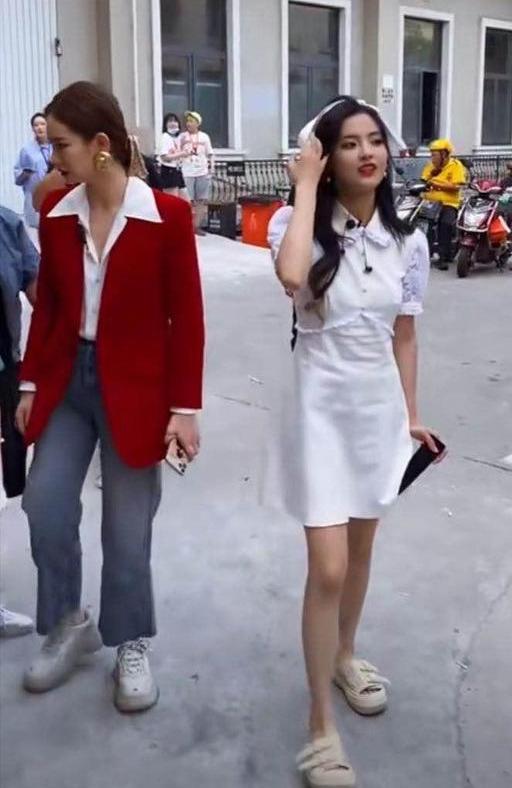 戚薇|“容易受伤的女人”戚薇又摔伤，下飞机直接送院，坐轮椅画面曝光