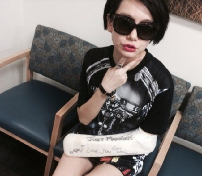 戚薇|“容易受伤的女人”戚薇又摔伤，下飞机直接送院，坐轮椅画面曝光