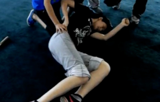 戚薇|“容易受伤的女人”戚薇又摔伤，下飞机直接送院，坐轮椅画面曝光