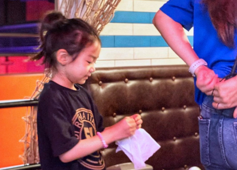 戚薇|“容易受伤的女人”戚薇又摔伤，下飞机直接送院，坐轮椅画面曝光