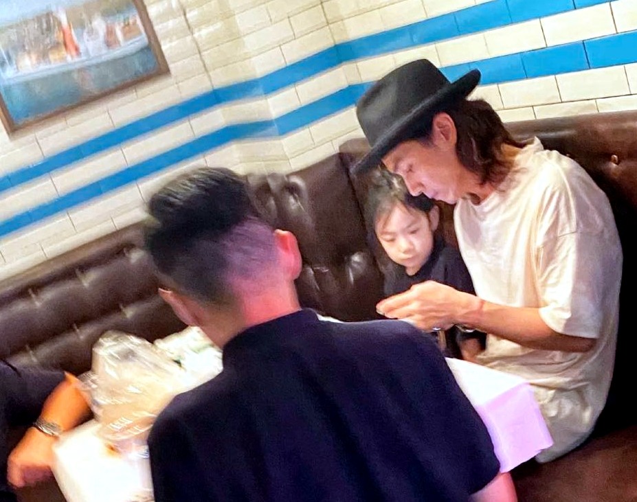 戚薇|“容易受伤的女人”戚薇又摔伤，下飞机直接送院，坐轮椅画面曝光