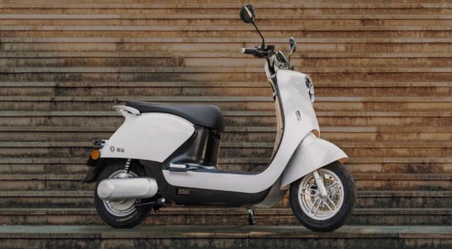 雅迪轻便电摩m6,27l超大座桶,配备石墨烯电池,3399元