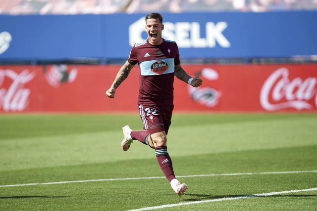 08 桑蒂亚戈·米纳尽管与曼联的合同谈判已长达12个月之久,但球队始终