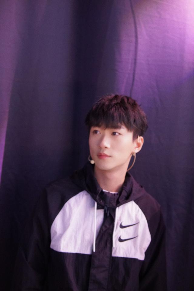 和平精英不求人直播养活不了自己竟还要外出打工搬砖