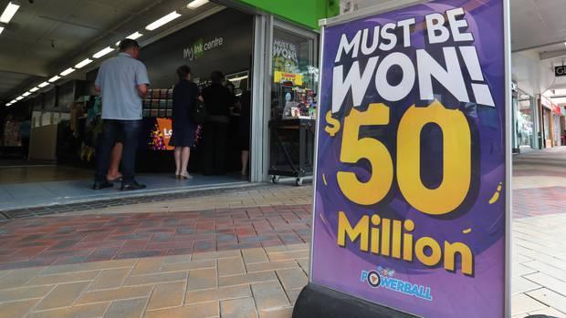 奖金|夫妇中2260万大奖一夜暴富，遵守承诺分给亲戚1000万