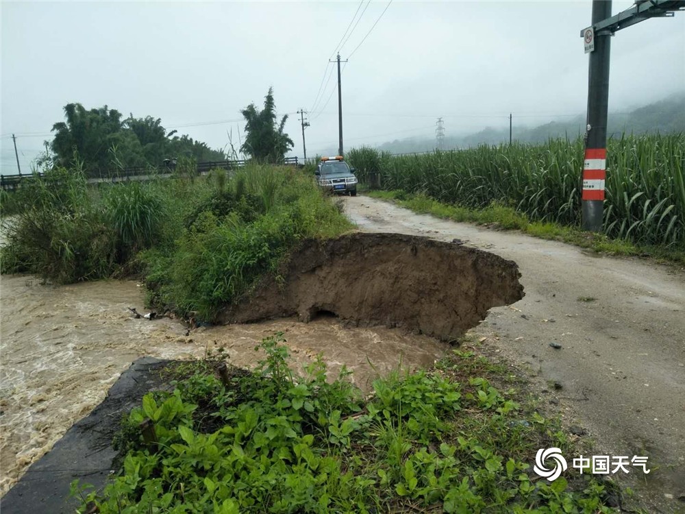 云南梁河强降雨来袭道路塌方满地淤泥