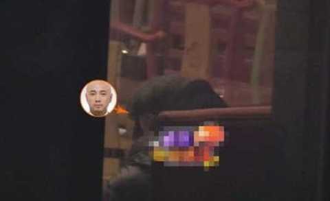 徐峥|徐峥深夜与异性聚餐，啤酒肚高挺，爆肥似200斤的大胖子