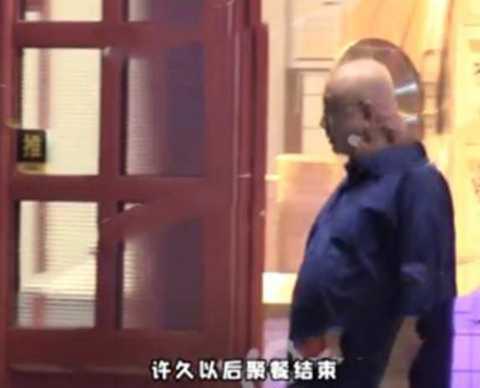 徐峥|徐峥深夜与异性聚餐，啤酒肚高挺，爆肥似200斤的大胖子