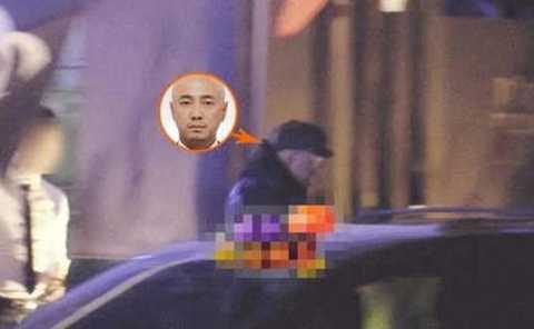 徐峥|徐峥深夜与异性聚餐，啤酒肚高挺，爆肥似200斤的大胖子