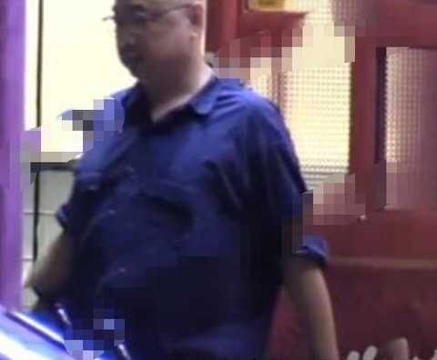 徐峥|徐峥深夜与异性聚餐，啤酒肚高挺，爆肥似200斤的大胖子