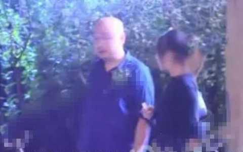 徐峥|徐峥深夜与异性聚餐，啤酒肚高挺，爆肥似200斤的大胖子