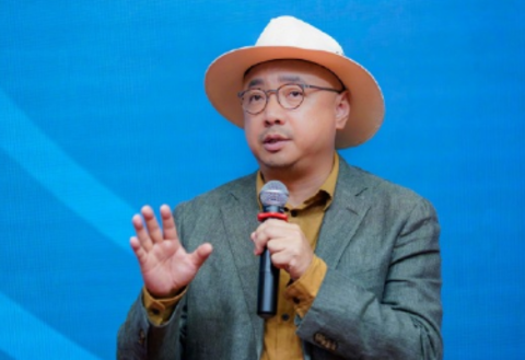 徐峥|徐峥深夜与异性聚餐，啤酒肚高挺，爆肥似200斤的大胖子