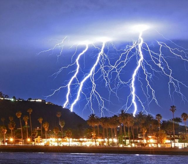 三天三夜美国加州遭到上万次雷击天雷地火场面一度十分混乱