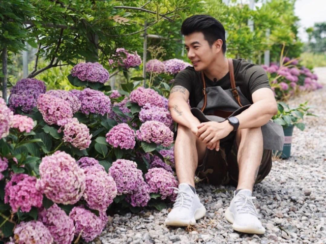 6月份,劫后余生的"王大爷",在直播间一下子卖出了上千万元的鲜花,将