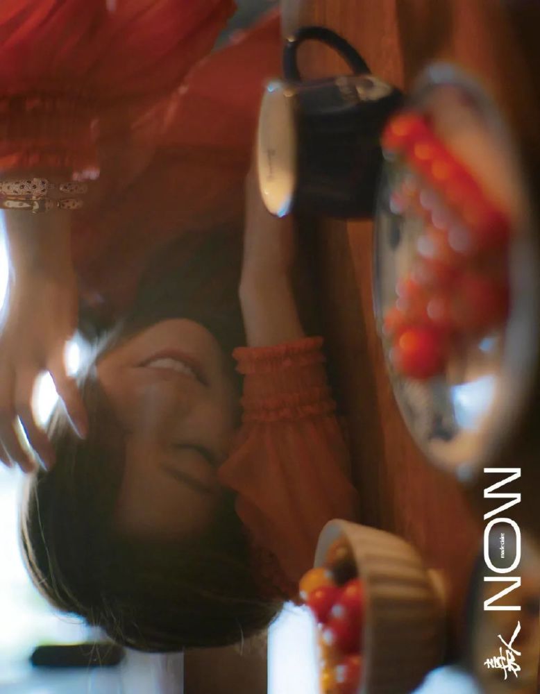 嘉人now|组图：赵薇《嘉人NOW》创刊号封面大片 扑面而来的青春气息