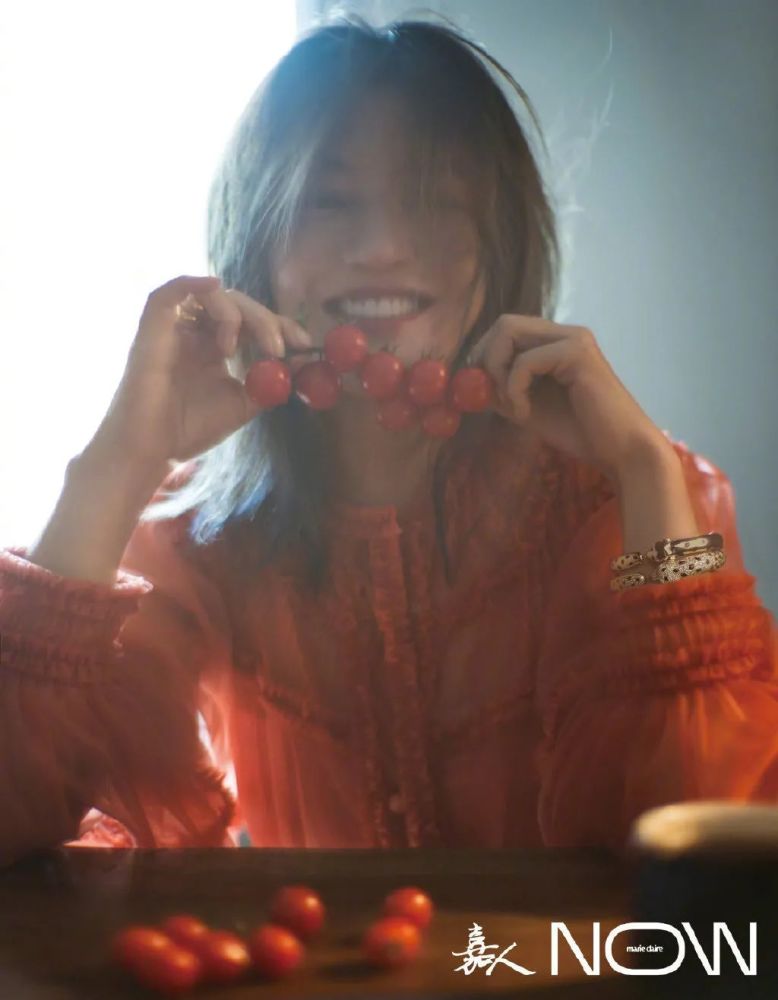 嘉人now|组图：赵薇《嘉人NOW》创刊号封面大片 扑面而来的青春气息