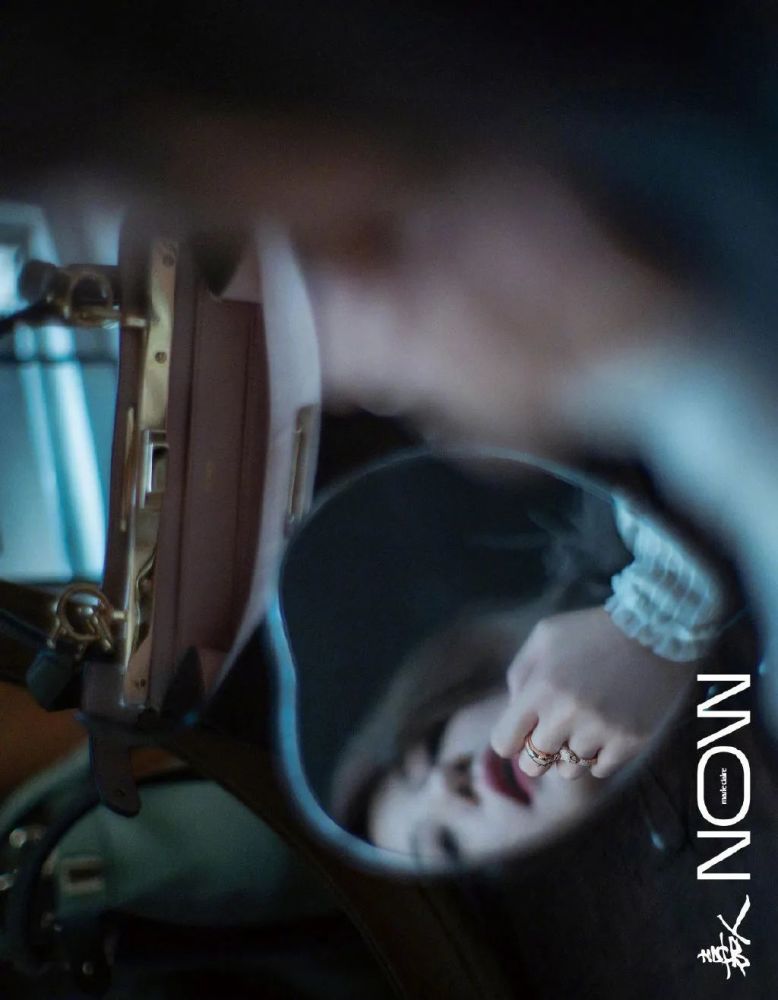 嘉人now|组图：赵薇《嘉人NOW》创刊号封面大片 扑面而来的青春气息