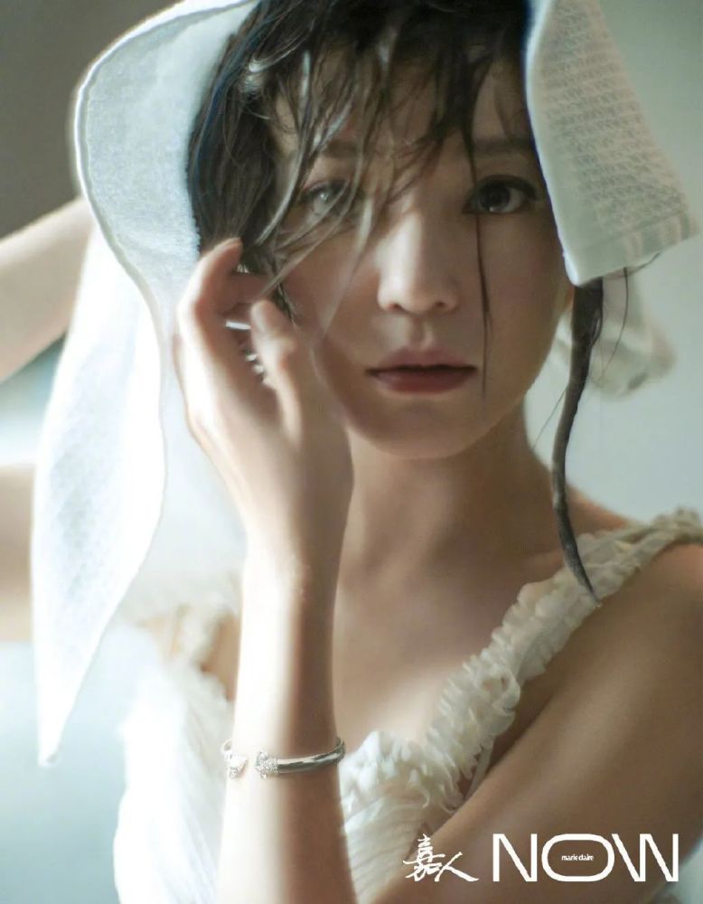 嘉人now|组图：赵薇《嘉人NOW》创刊号封面大片 扑面而来的青春气息