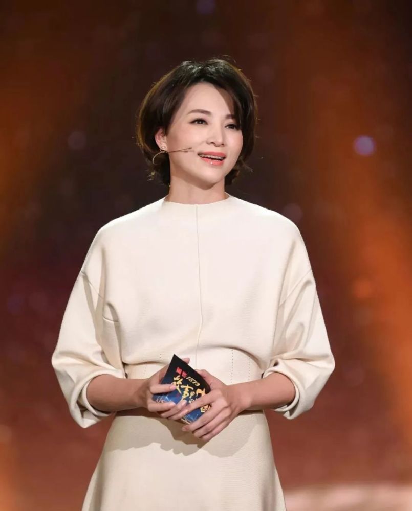 董卿|董卿归来央视给足面子，名字放首位、合影居C位，刚回来就很拼