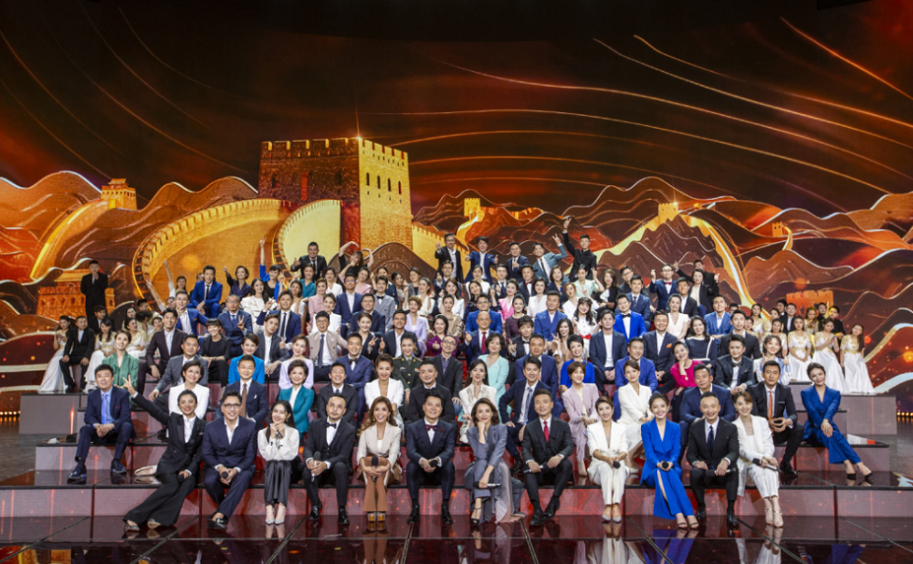 董卿|董卿归来央视给足面子，名字放首位、合影居C位，刚回来就很拼