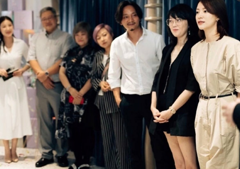 董卿|董卿归来央视给足面子，名字放首位、合影居C位，刚回来就很拼