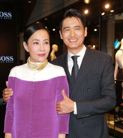 65岁周润发近照曝光头发全白跑步与女友人贴身拉伸引争议