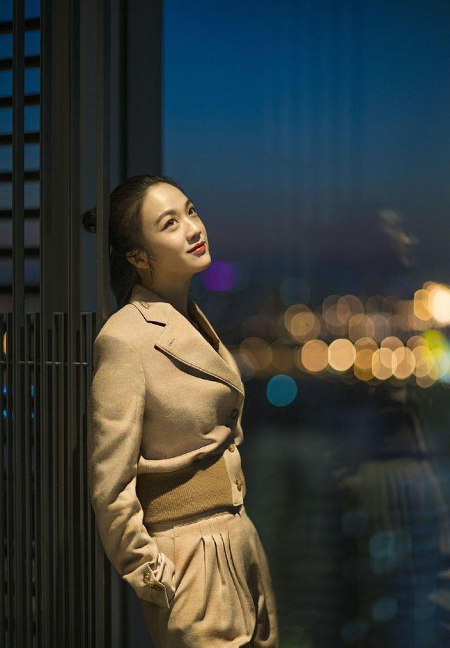 汤唯的女人味无敌了初秋西服穿出简练优雅感不愧是文艺女神