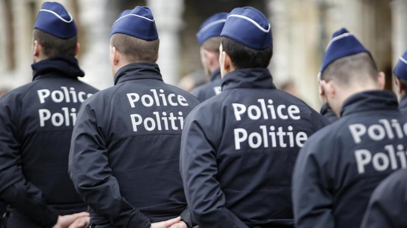 比利时警察暴力执法跪压锁喉坐肋骨致男子暴毙身亡