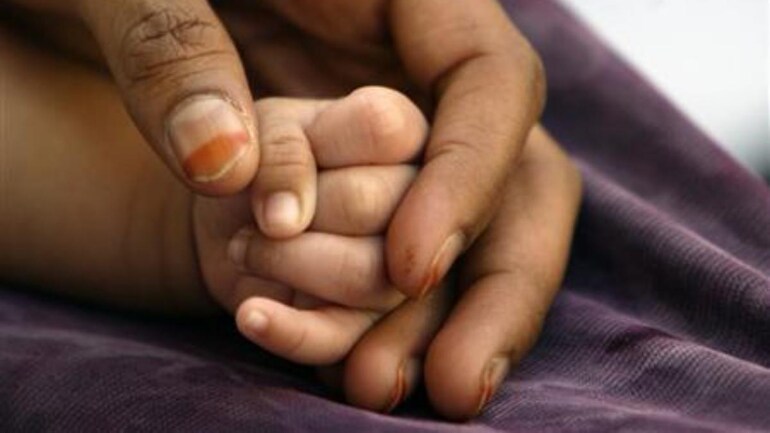 妇女|街上女子背着婴儿散发恶臭，人们凑近一看孩子已经死亡数天