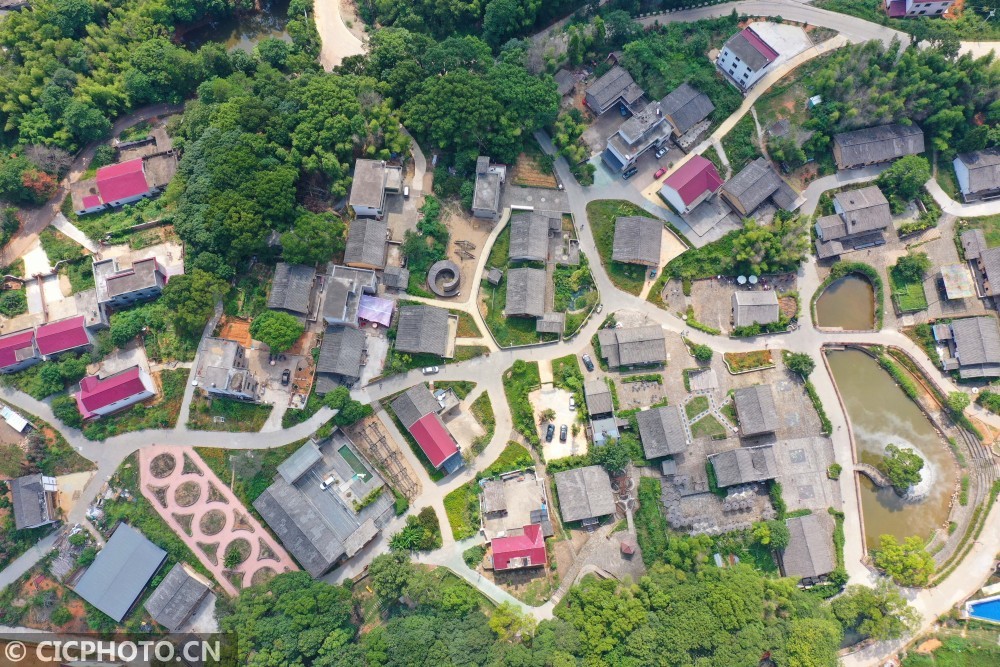 (无人机拍摄)cicphoto/邱哲 摄2017年12月2日拍摄的江西省万安县夏木