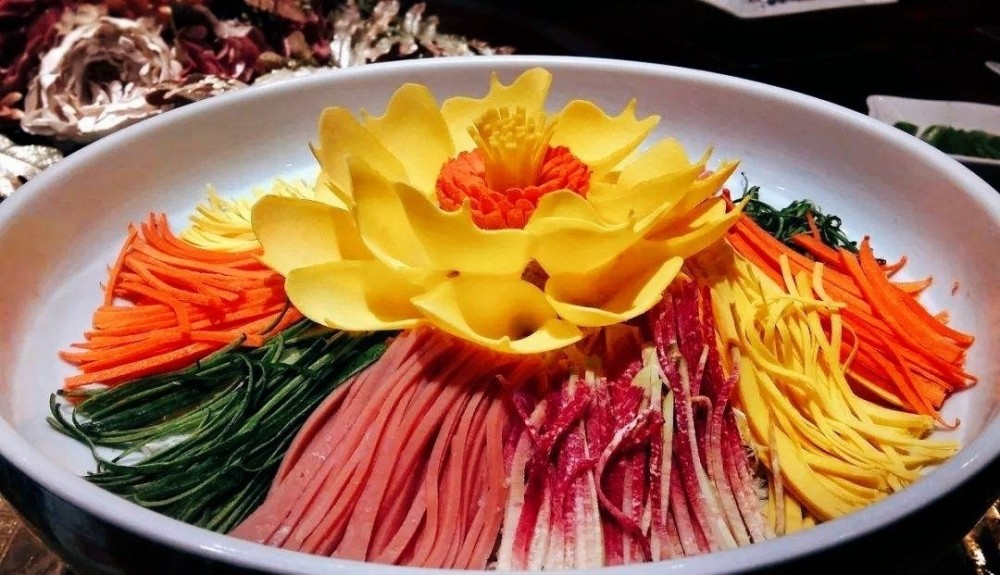扒全素讲究功底,工艺难度大,其选料精细,色泽搭配和