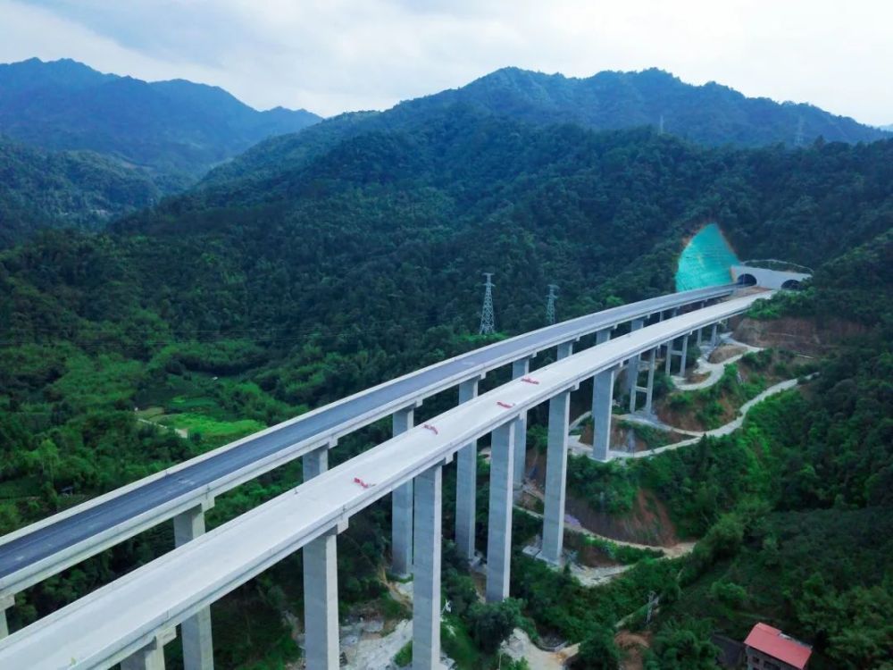 艳阳天里的昭蒙高速