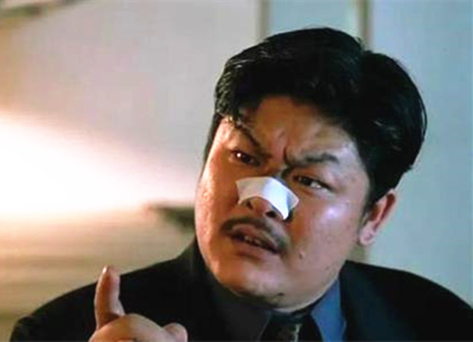 56岁金牌绿叶林雪现身大排档身材肥胖气色差脸上长奇怪黑印