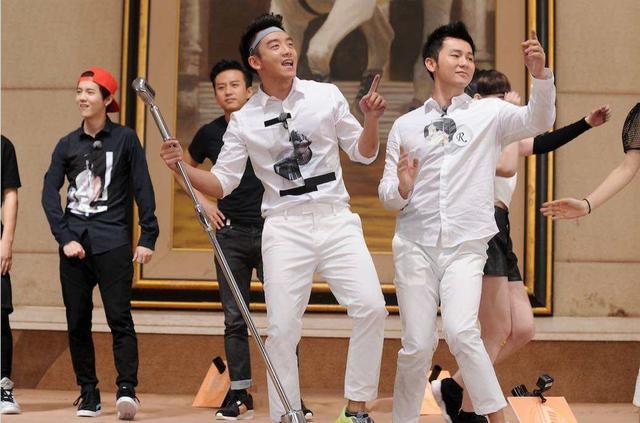 李晨|范冰冰成过去式？李晨与美女网红同框出镜，亲自为对方按摩太甜蜜