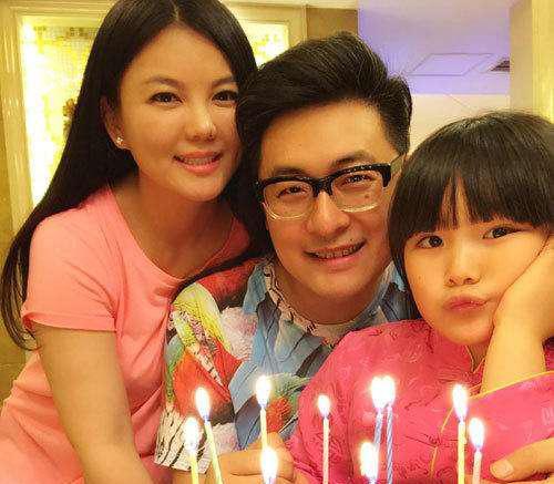 王岳伦|王岳伦搂腰壁咚引起风波，发文表白李湘王诗龄，李湘回复3个表情